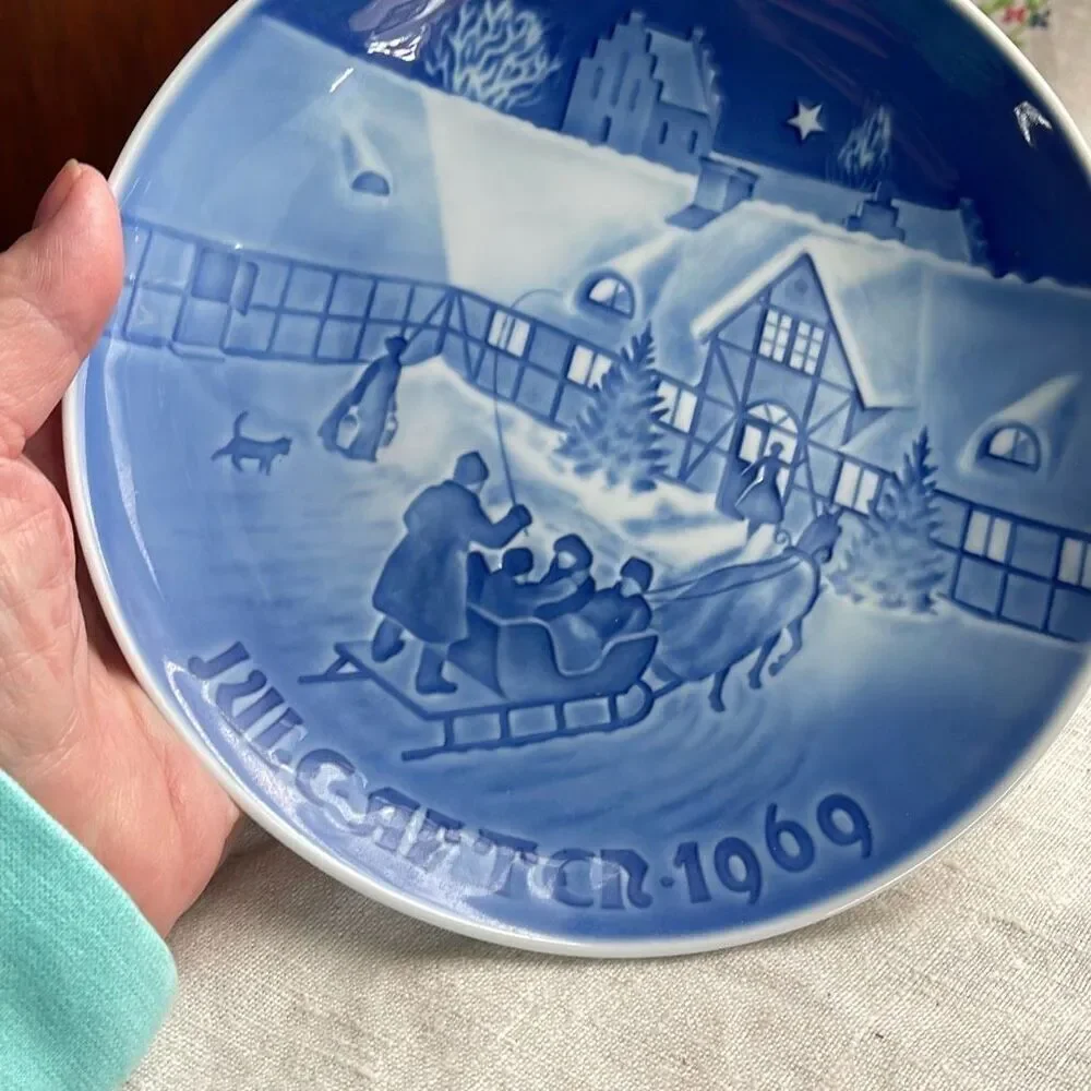 1969  Bing & Grondahl Christmas collector plate “ Arrival of Christmas Guests” 8